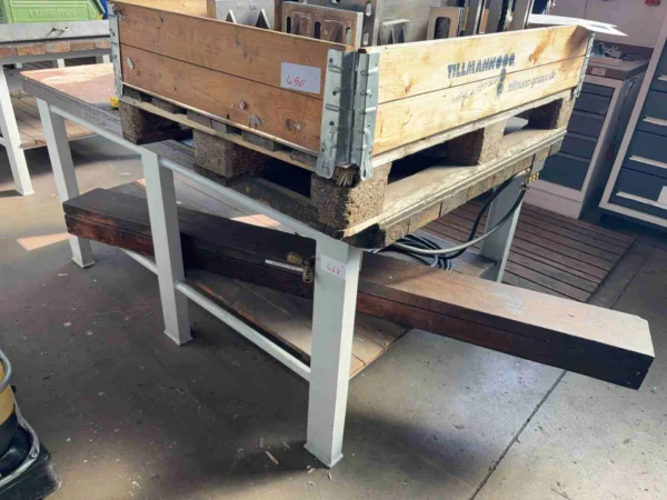 Werkbank mit Stahlgestell und Druckluft-Verteiler