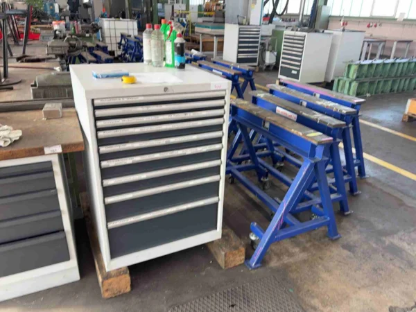 Schubladenschrank mit Messwerkzeugen, mit Inhalt