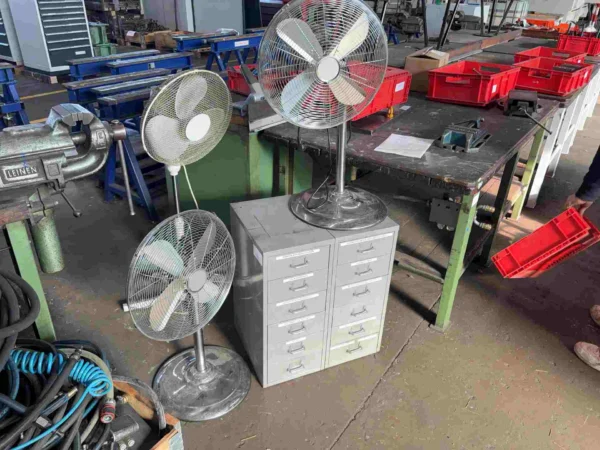 Konvolut Standventilatoren und Schubladenschrank