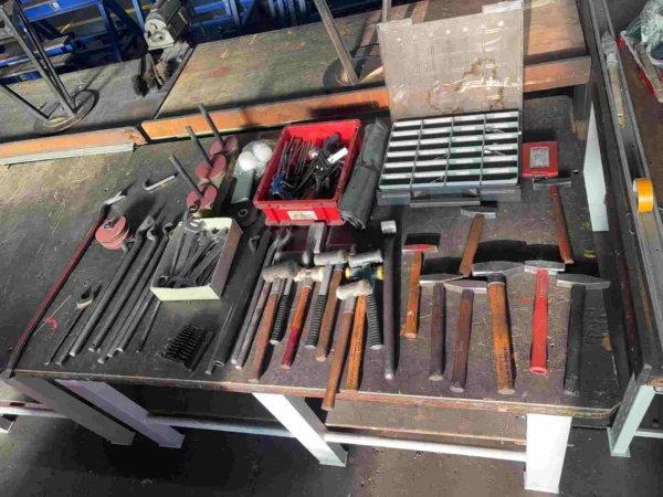 Konvolut Handwerkzeuge, Hämmer und Werkzeugaufnahmen