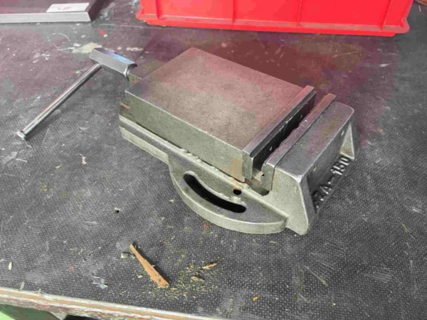 FZA FZA-150 Maschinenschraubstock mit Schwenkfuß