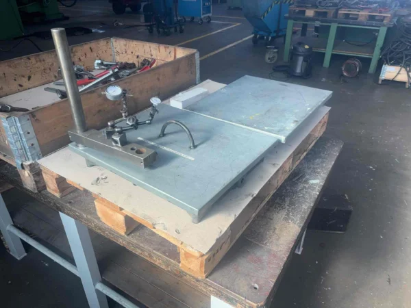 Kontrollplatte mit Messstativ und Messuhr