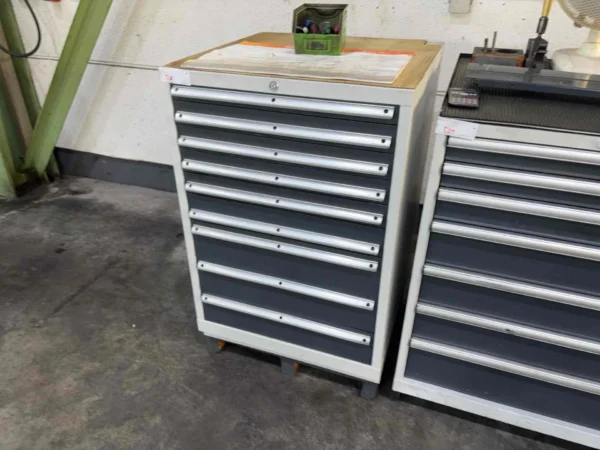 Schubladenschrank mit 9 Schubladen, befüllt mit Messmitteln, Handwerkzeug, Bohrern und Spannmitteln
