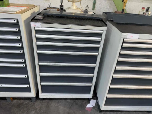 Schubladenschrank mit 8 Schubladen, befüllt mit Werkzeug, Werkzeugaufnahmen und Spannelementen