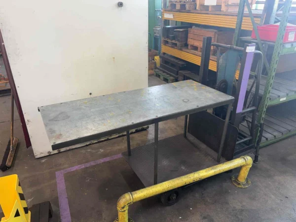 Hubwagen mit Stahlarbeitsfläche und Ablagefach
