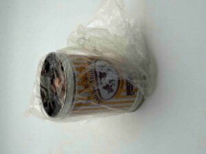 Blechdose mit Münzen