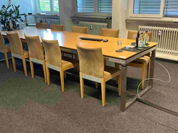 Besprechungszimmer, Gestell in Edelstahloptik, Holzplatte, mit 12 Besprechungsstühlen