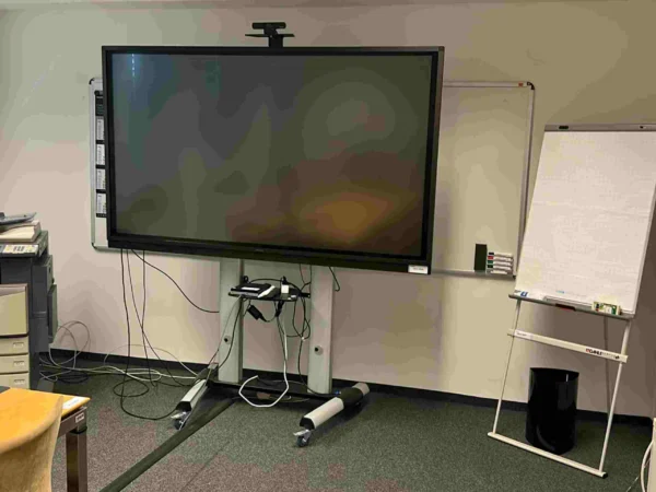 NEWLINE TT-8619RS interaktives Whiteboard, 86-Zoll-Bildschrim, auf Rollgestell