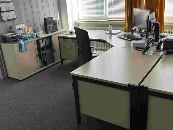 Büroarbeitsplatz beige als Winkelschreibtisch, Unterbau rechts und links, Bürodrehstuhl