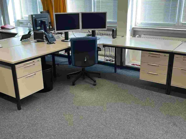 Büroarbeitsplatz beige als Winkelschreibtisch, Unterbau rechts und links, Bürodrehstuhl