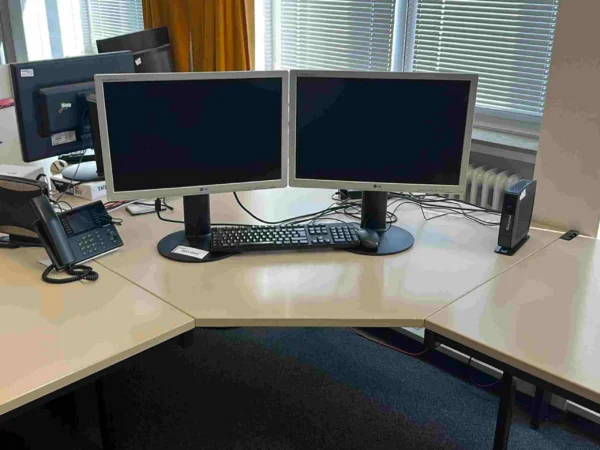 EDV-Arbeitsplatz mit 2 Monitoren LG, Tastatur und Maus