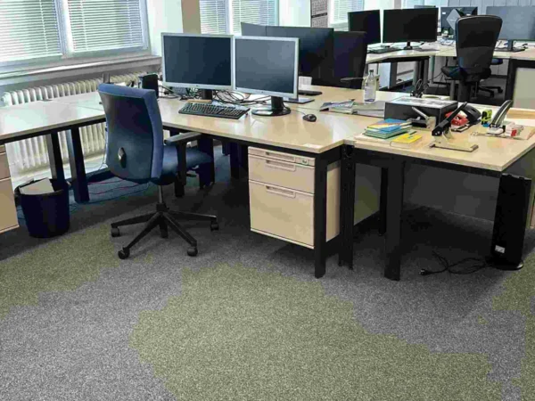 Büroarbeitsplatz beige als Winkelschreibtisch, Unterbau rechts und links, Bürodrehstuhl
