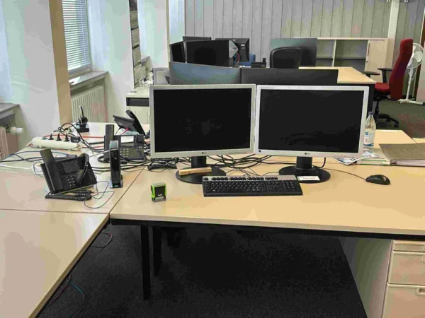EDV-Arbeitsplatz mit 2 Monitoren LG, Mini-PC IGEL, Tastatur und Maus