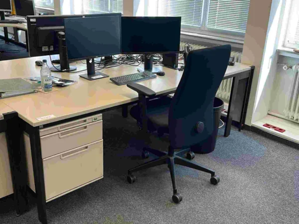 Büroarbeitsplatz beige als Schreibtisch, Unterbau links