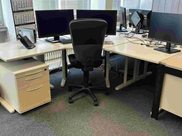 Büroarbeitsplatz beige als Winkelschreibtisch, Rollcontainer, Bürodrehstuhl
