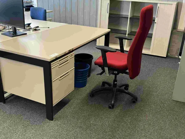 Büroarbeitsplatz beige, Schreibtisch, Unterbau links, Bürodrehstuhl