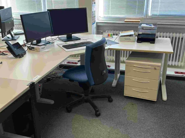 Büroarbeitsplatz beige als Winkelschreibtisch, Rollcontainer, Bürodrehstuhl