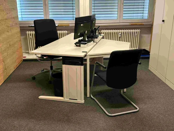 Büroarbeitsplatz lichtgrau, Schreibtisch höhenverstellbar, Trapezanbau, Rollcontainer, Bürodrehstuhl, Besucherstuhl