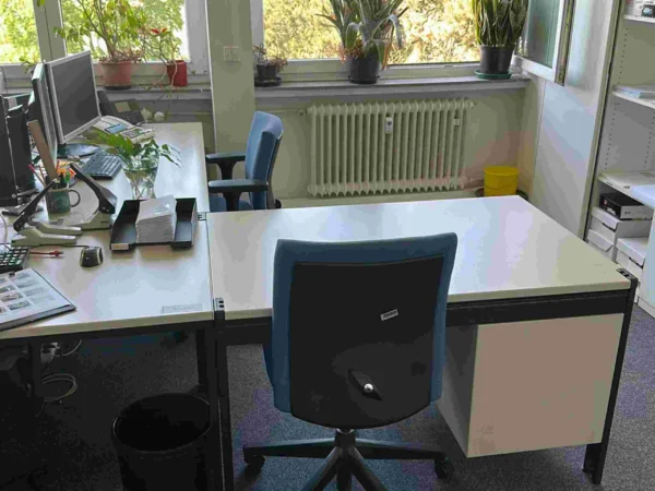 Büroarbeitsplatz lichtgrau, Schreibtisch, Bürodrehstuhl