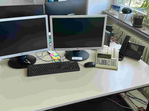 EDV-Arbeitsplatz mit 2 Monitoren LG, Mini-PC IGEL, Tastatur und Maus