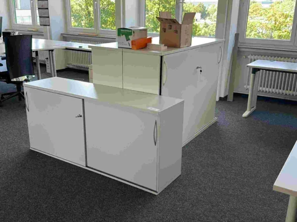 Posten Sideboards, lichtgrau, mit Schiebetüren, gesamt 3 Stück