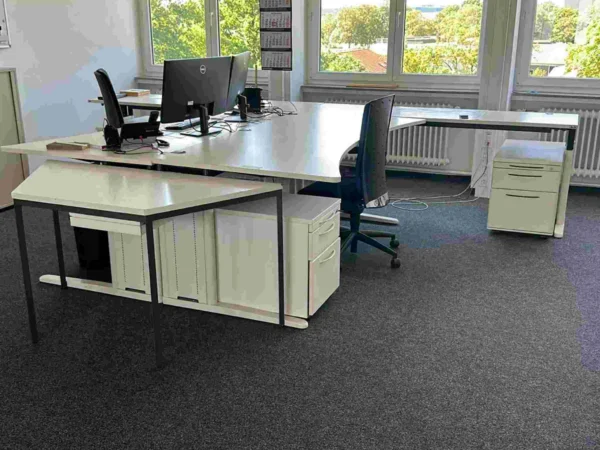 Büroarbeitsplatz lichtgrau, Winkel-Schreibtisch höhenverstellbar, Rollcontainer, Trapeztisch