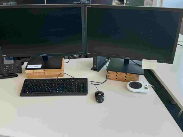 EDV-Arbeitsplatz mit 2 Monitoren HANNSPREE, Mini-PC DELL, Tastatur und Maus