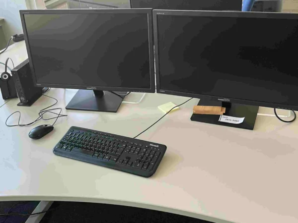 EDV-Arbeitsplatz mit 2 Monitoren HANNSPREE, Mini-PC DELL, Tastatur und Maus