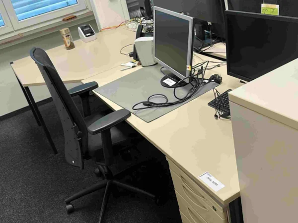 Büroarbeitsplatz beige, Schreibtisch mit Anbautisch, Rollcontainer, Bürodrehstuhl