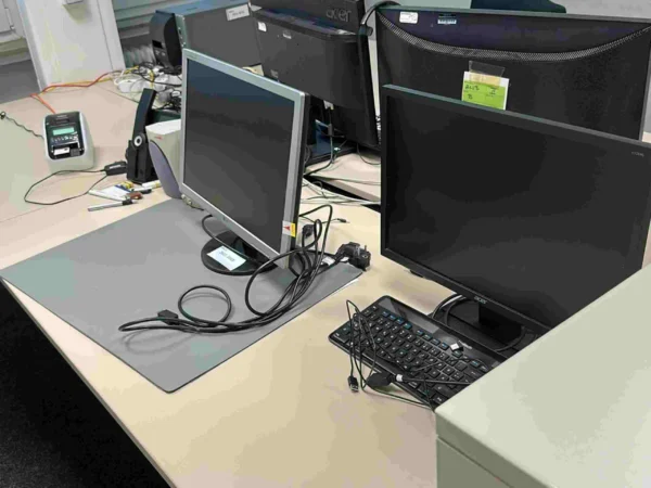 EDV-Arbeitsplatz mit 2 Monitoren ,Notebook, Tastatur und Maus