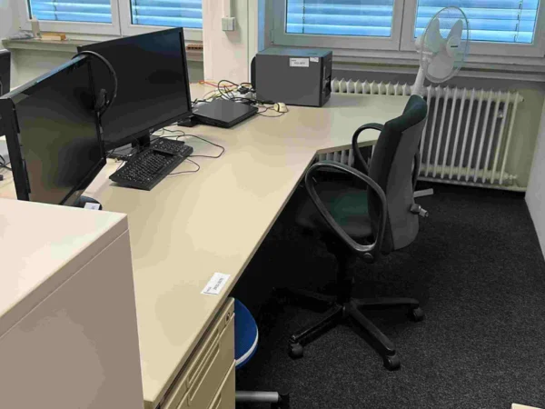 Büroarbeitsplatz beige, Schreibtisch mit Anbautisch, Rollcontainer, Bürodrehstuhl