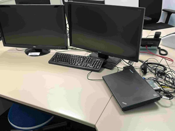 EDV-Arbeitsplatz mit 2 Monitoren ACER UND FUJITSU ,Notebook LENOVO ThinkPad, Tastatur und Maus