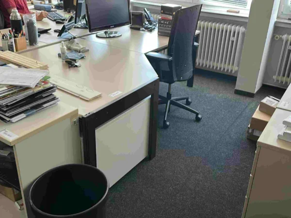Büroarbeitsplatz beige, Schreibtisch mit Anbautisch, Rollcontainer