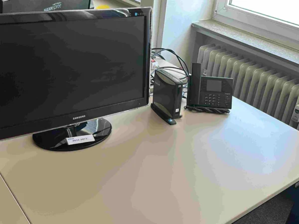 EDV-Arbeitsplatz mit Monitor SAMSUNG, Mini-PC IGEL, Tastatur und Maus