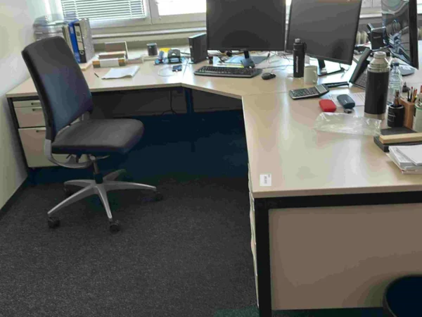 Büroarbeitsplatz beige, Winkel-Schreibtisch, Unterbau rechts und links
