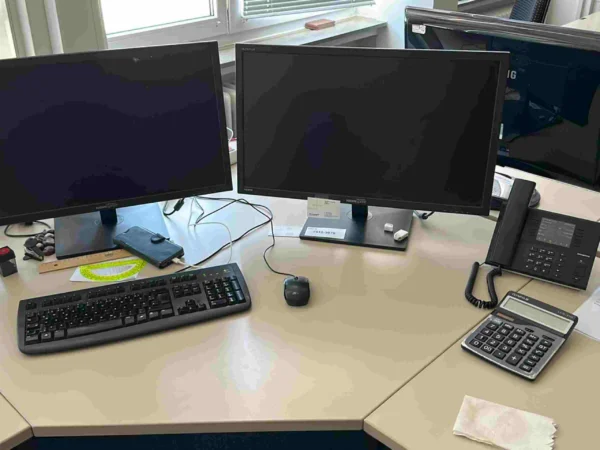 EDV-Arbeitsplatz mit 2 Monitoren HANNSPREE, Mini-PC DELL, Tastatur und Maus