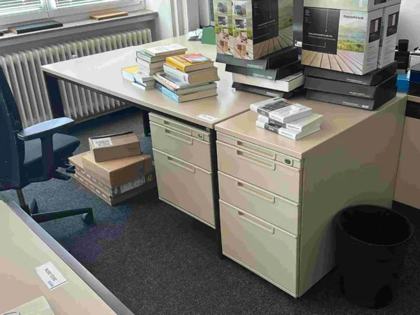 Büroarbeitsplatz beige, Schreibtisch mit Unterbau, Standcontainer