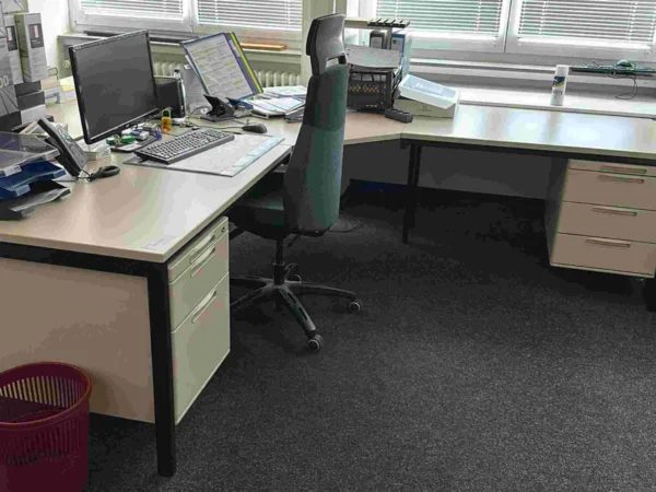 Büroarbeitsplatz beige, Winkel-Schreibtisch, Unterbau rechts und links