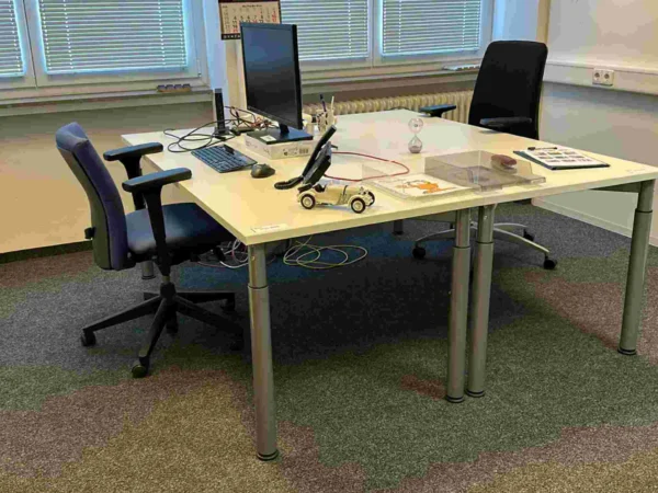 Arbeitstisch, höhenverstellbar, Bürodrehstuhl