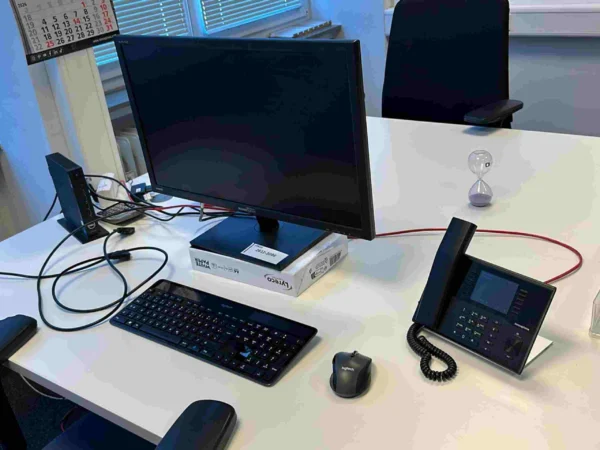 EDV-Arbeitsplatz mit Monitor HANNSPREE, Mini-PC DELL, Tastatur, Maus
