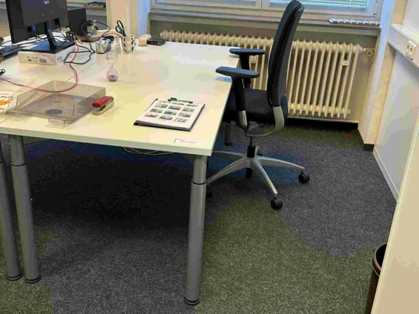 Arbeitstisch, höhenverstellbar, Bürodrehstuhl