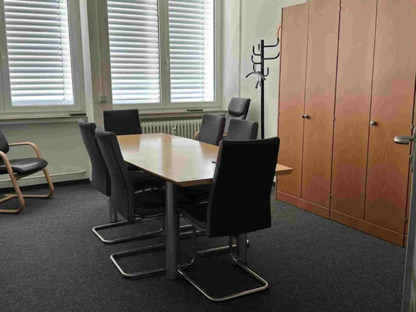 Rauminhalt "Raum 04 Aufenthaltsraum", u.a. Sideboard Korpus schwarz, Tisch mit 8 Freischwinger-Stühlen, Aktenschrankwand holzoptik