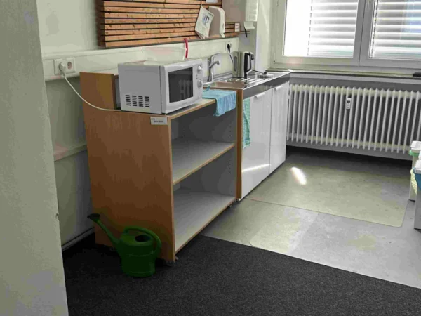 Rauminhalt "Raum 02 Küche 2", u.a. Regal offen, Küchenblock mit Spüle, Kühlschrank, Mikrowelle