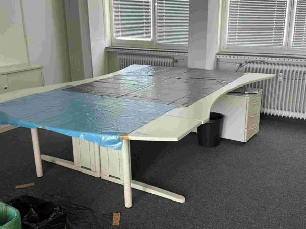 Büroarbeitsplatz lichtgrau, 2 Schreibtische, höhenverstellbar, mit Anbautisch, 2 Rollcontainer