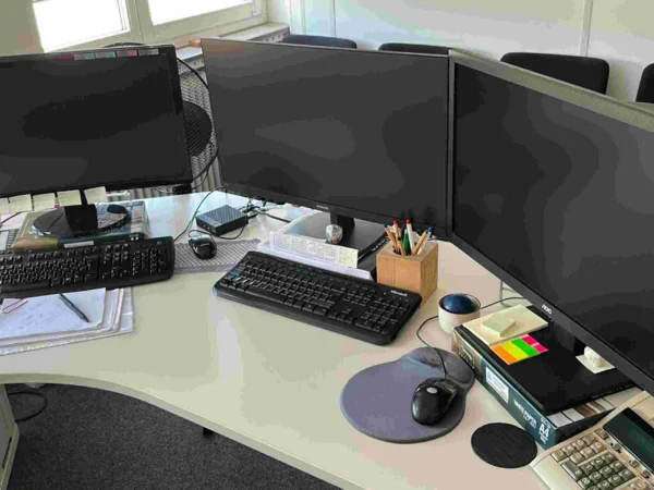 EDV-Arbeitsplatz mit 3 Monitore, Mini-PC IGEL, Tastatur, Maus