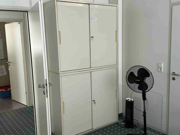 Sideboard, beige, Schiebetüren. 2 Stück