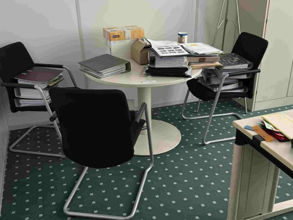 Besprechungstisch rund, 3 Besucherstühle