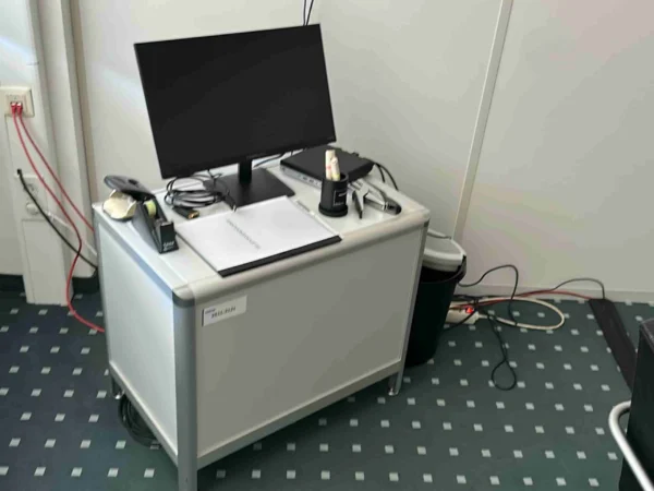 Standregal, weiß, mit Monitor HANNSPREE, Mini-PC HP Elitedesk