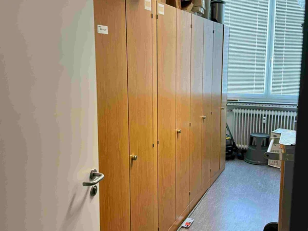 Rauminhalt "Raum 21 Archiv", u.a. Aktenschränke holz, Sideboard, beige, mit Rollladentüren vertikal
