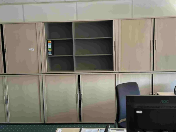 Aktenschrank, beige, mit Rollladentüren vertikal, gesamt 6 Stück